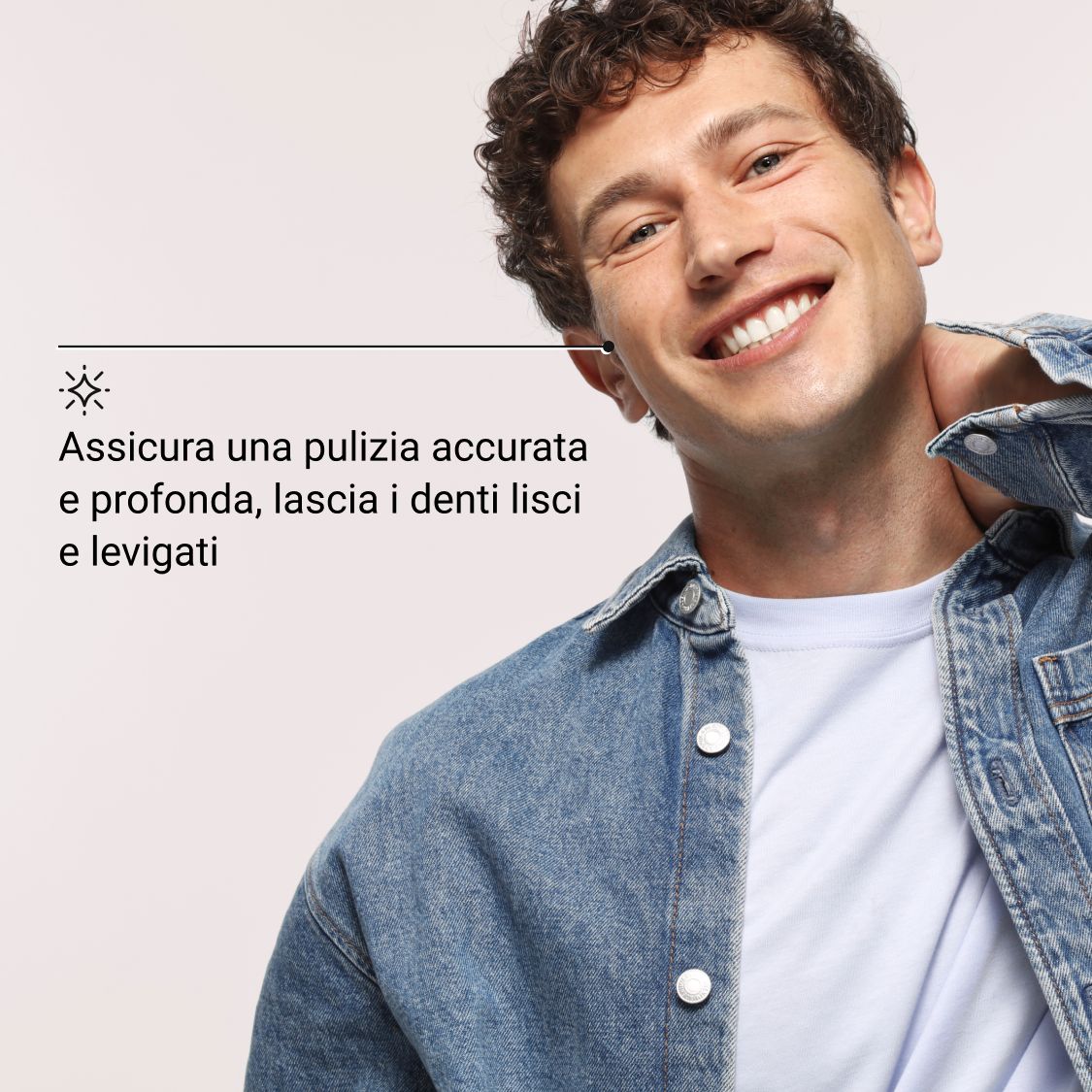 Uomo sorridente. Testo: Pulizia profonda e denti lisci.