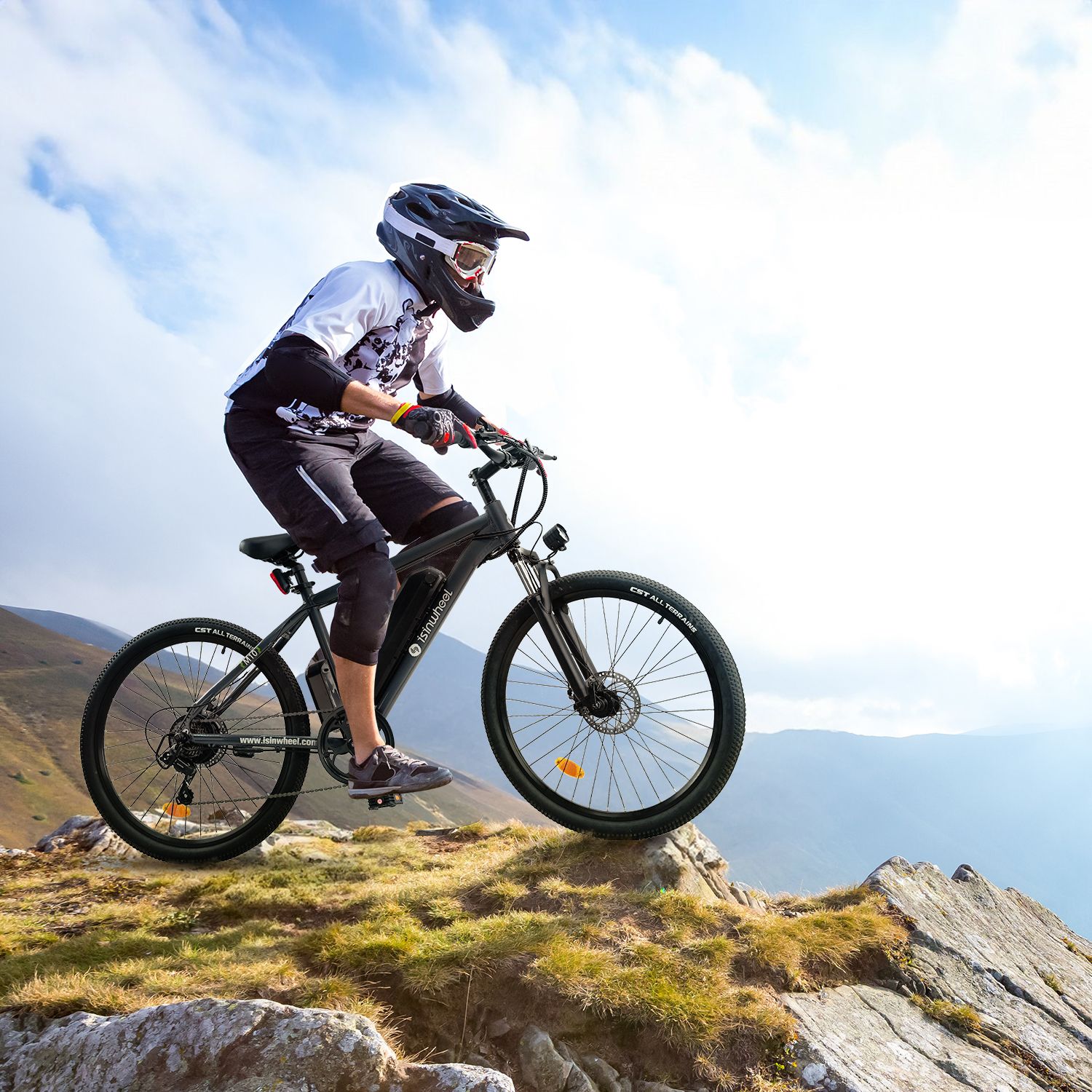 Persona in sella a e-bike nera su una montagna. La bici ha pneumatici neri e telaio nero. Il ciclista indossa un casco.