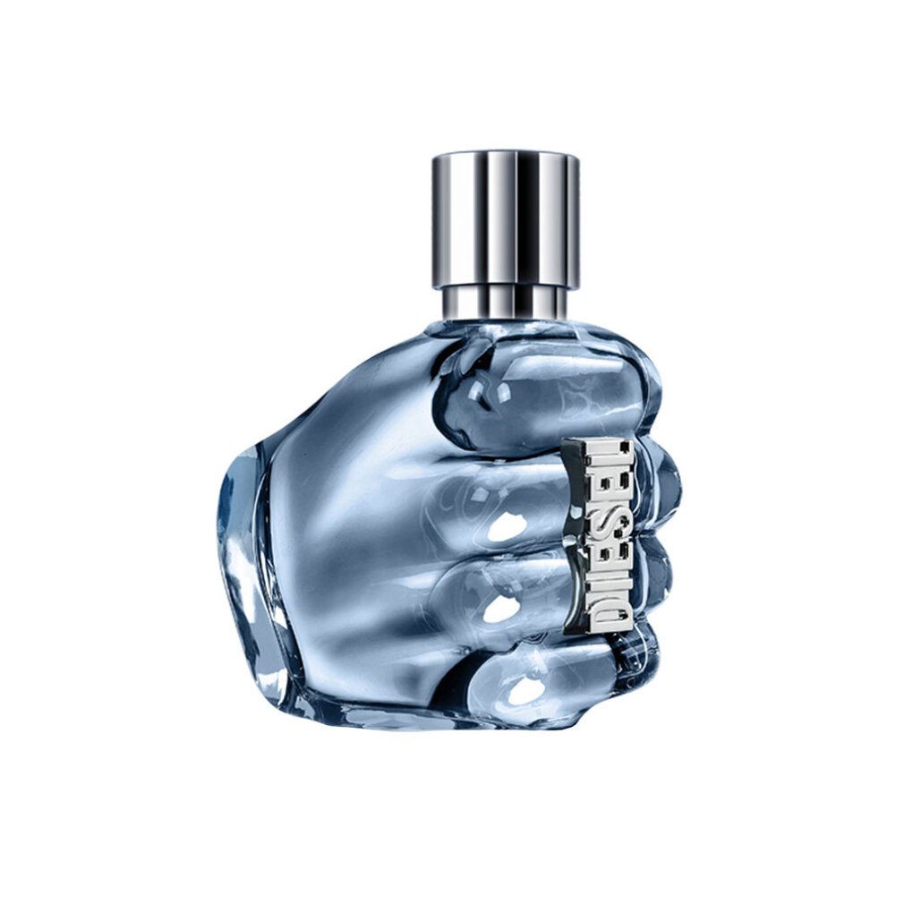 Flacone Diesel Only The Brave. Il flacone è a forma di pugno, grigio. Ha un tappo argentato e la scritta Diesel.