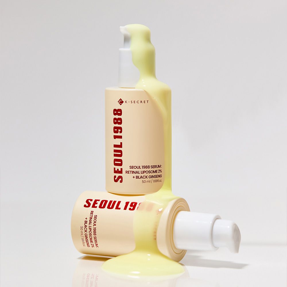 Due bottiglie di siero SEOUL 1988 con erogatore, una sdraiata, l'altra in piedi, con siero versato.