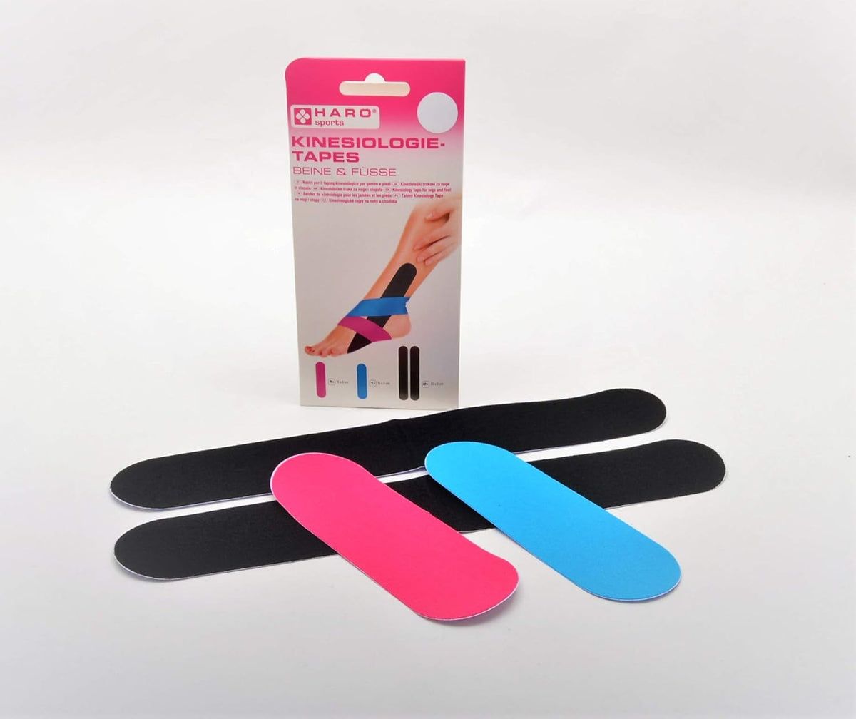 Cerotti kinesio per gambe e piedi. Confezione e cerotti sciolti rosa, blu e neri. Marchio: HARO Sports. Cerotti di diverse dimensioni.