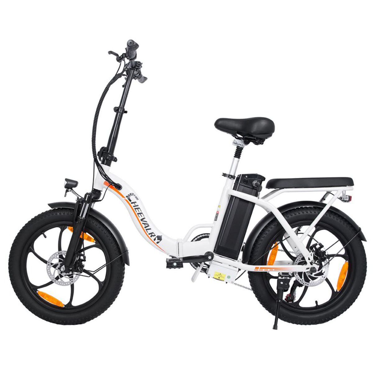 Bicicletta elettrica bianca con pneumatici neri. Visibili: sella, batteria, portapacchi, marchio CHEEVALRY.