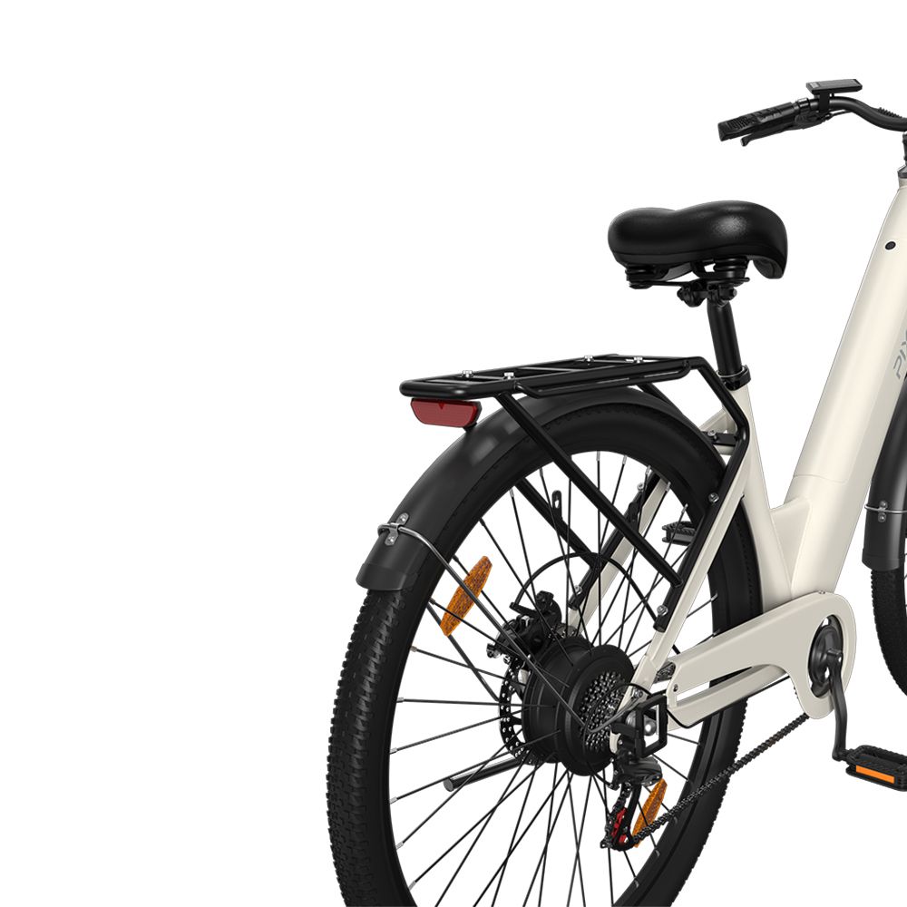 Primo piano della ruota posteriore di una bici elettrica color crema. Portapacchi, parafango e motore visibili. Fanale posteriore rosso.