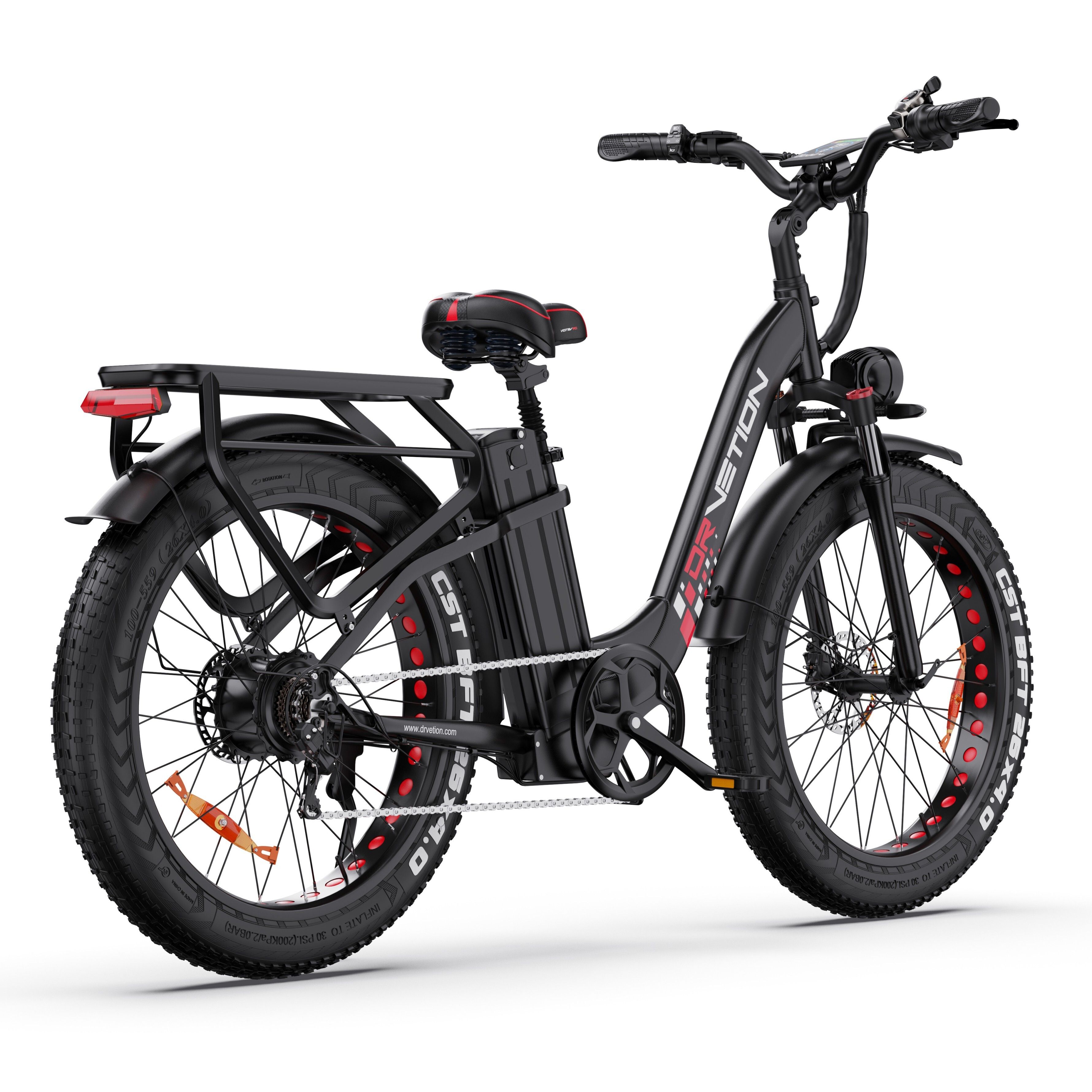 E-bike nera. Logo DRVETION visibile, pneumatici larghi, portapacchi, batteria, Shimano.