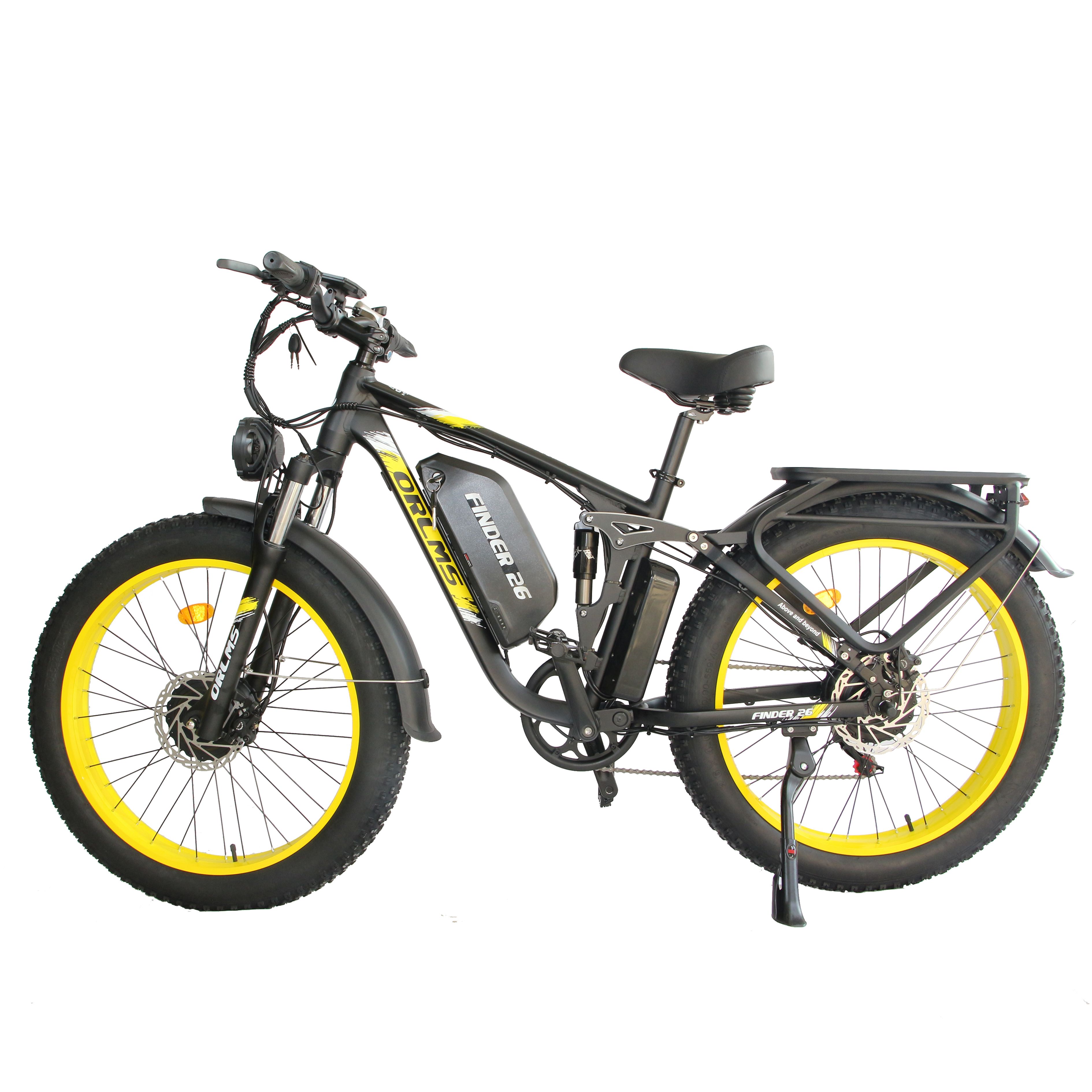 E-MTB nero con cerchi gialli. Portapacchi, faro e batteria. Scritta: ORLMS Finder 26.