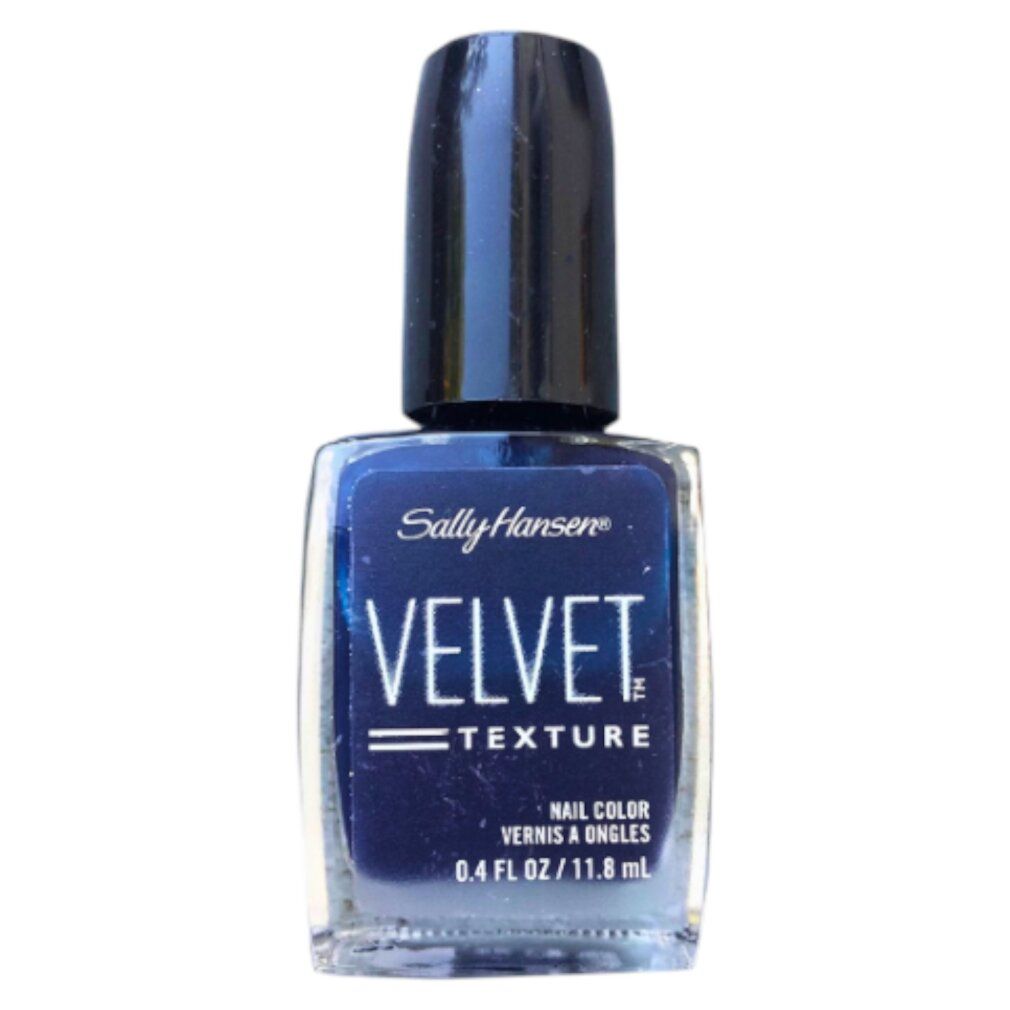 Smalto blu scuro in flacone quadrato di vetro con tappo nero. Scritta: Sally Hansen Velvet Texture.