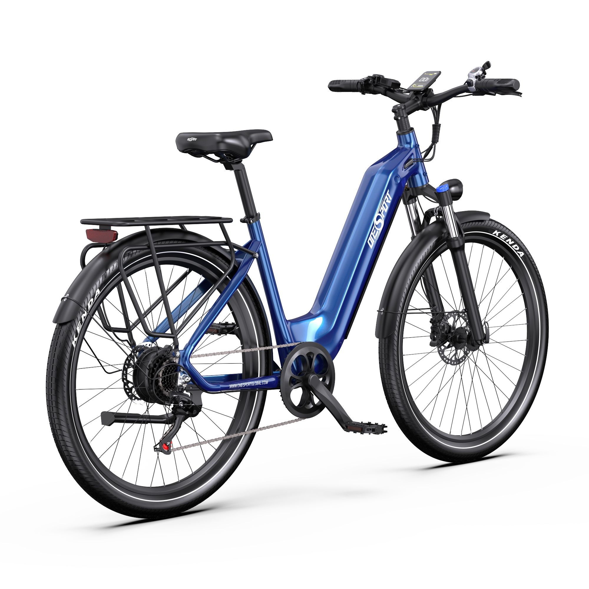 E-bike blu, vista posteriore, con portapacchi, pneumatici Kenda e display sul manubrio.