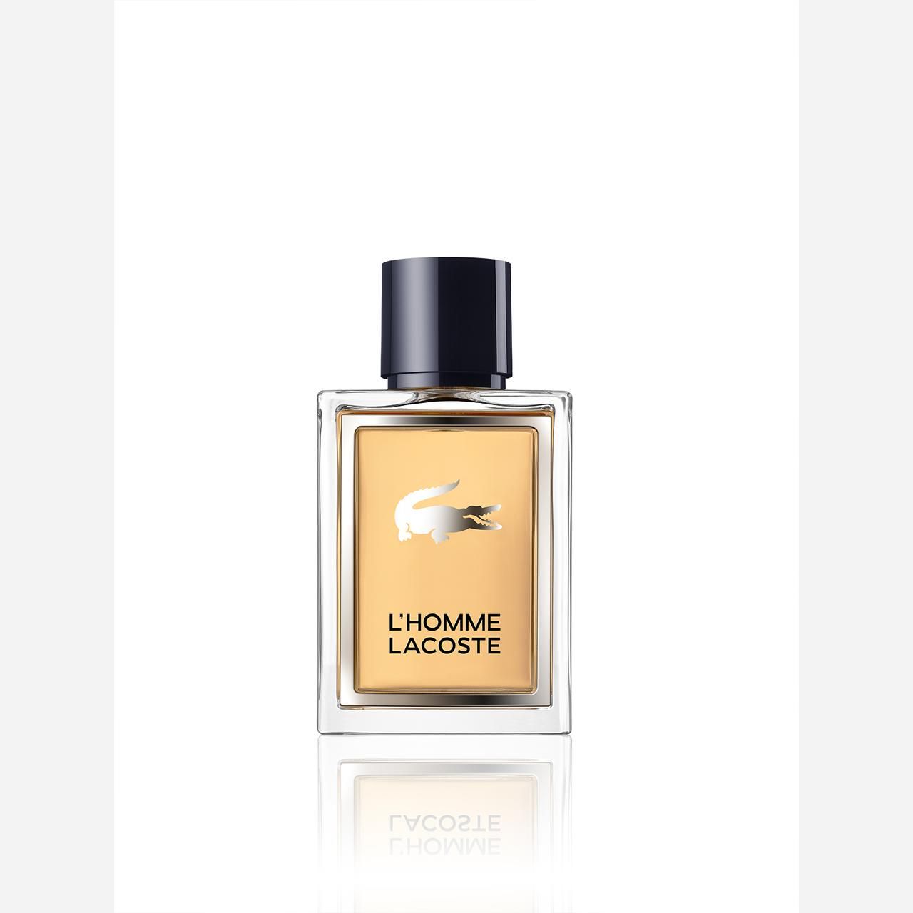 Flacone rettangolare di L'Homme Lacoste. Vetro dorato, tappo nero. Logo coccodrillo e scritta L'Homme Lacoste.