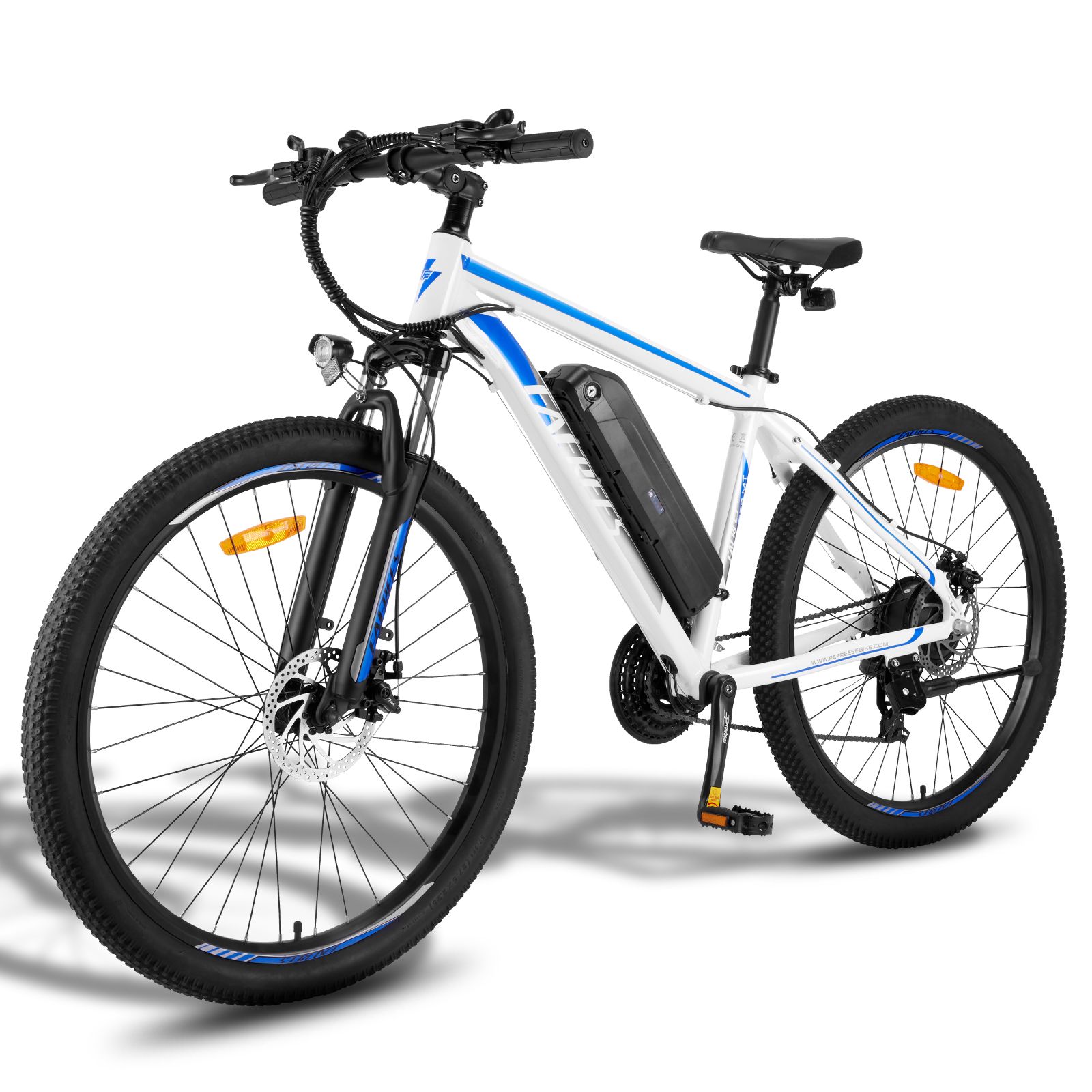 E-mountain bike bianco con dettagli blu. Pneumatici, sella e manubrio neri. Batteria sul telaio.