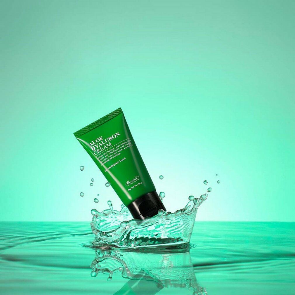 Tubo verde Aloe Hyaluron Cream in spruzzo d'acqua. Tappo nero. Testo: Dermatologicamente testato.