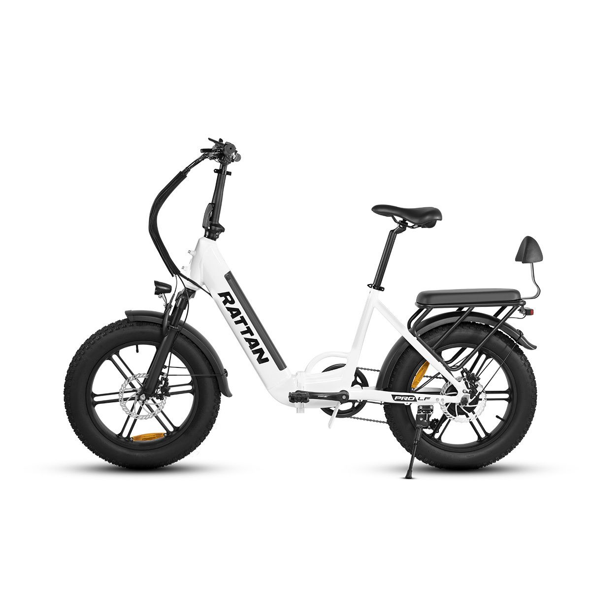 Bicicletta pieghevole bianca con pneumatici e dettagli neri. Marchio RATTAN sul telaio. Portapacchi e sedile posteriore.