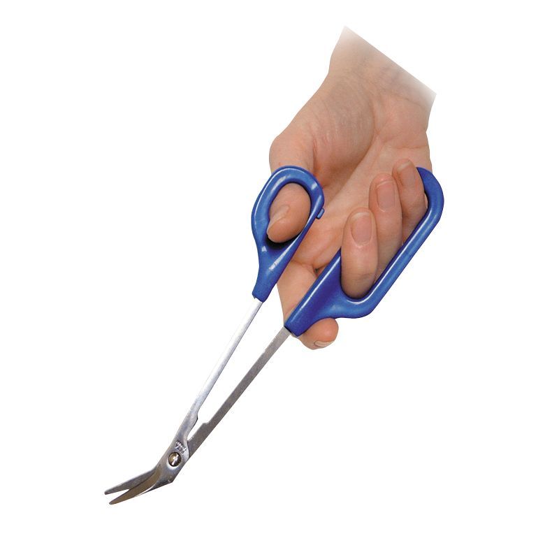 Tagliaunghie con manici blu, tenuto in mano. Le lame sono ricurve.