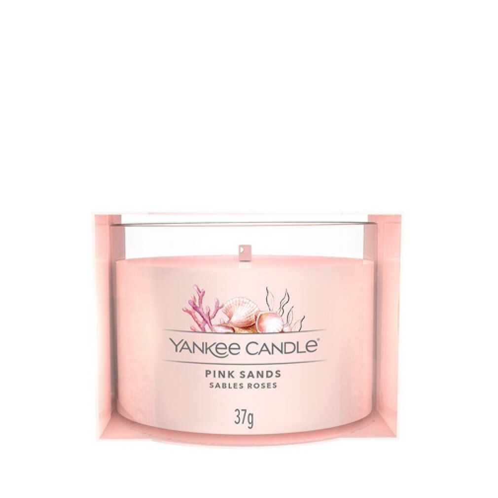 Candela grande in confezione. Cera rosa, vetro. Scritte: Yankee Candle, Pink Sands, Sables Roses, 37g. Confezione.