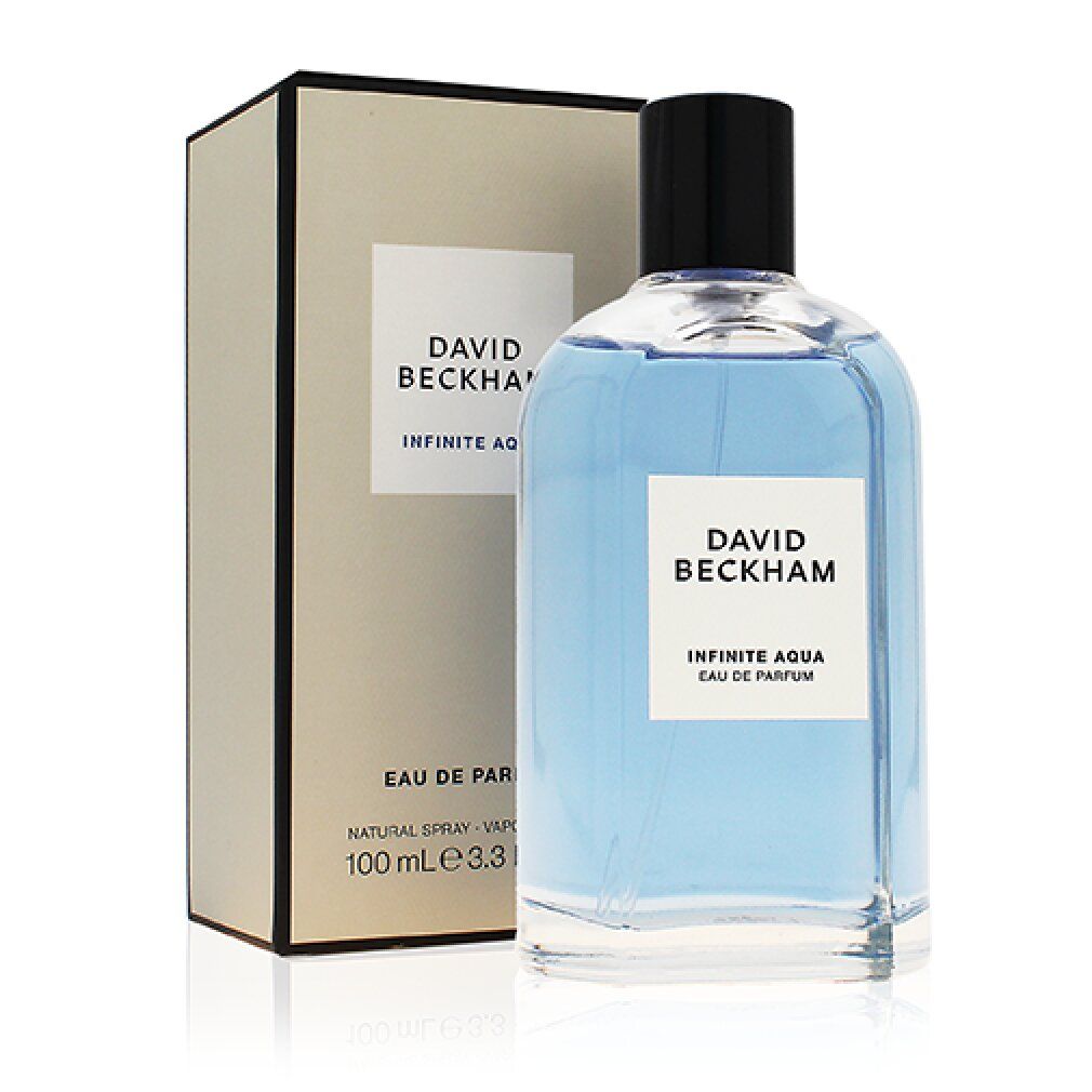 Flacone con liquido blu e tappo nero, accanto alla confezione. Etichetta bianca con "DAVID BECKHAM INFINITE AQUA".