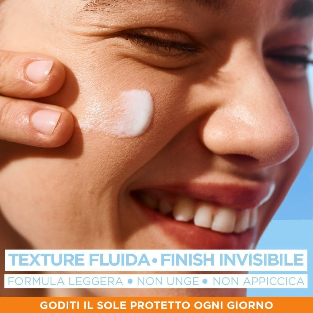 Primo piano di una persona che applica la crema sul viso. Testo: Texture fluida, finish invisibile.