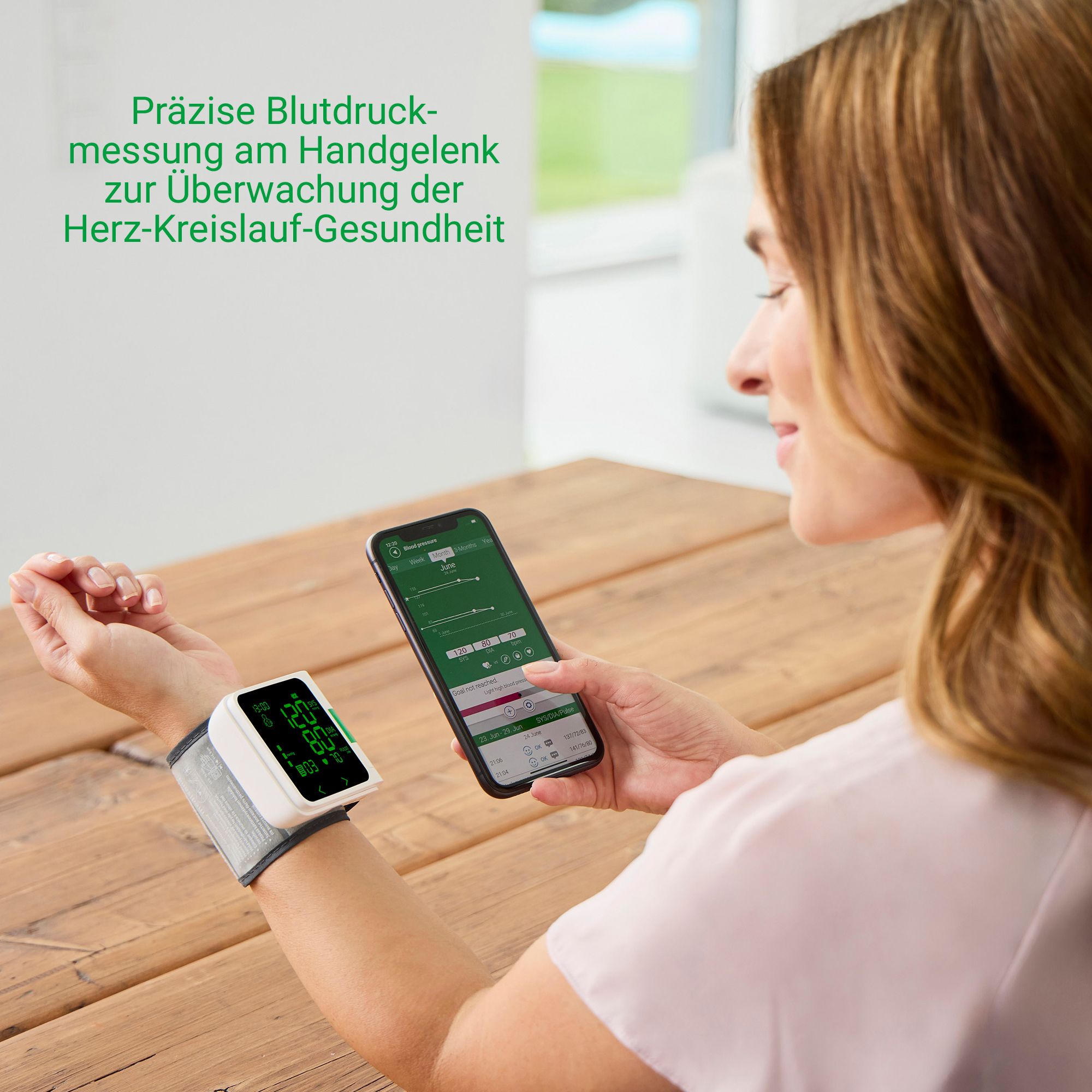 Donna con misuratore di pressione al polso e smartphone con app VitaDock+ per il monitoraggio della salute.