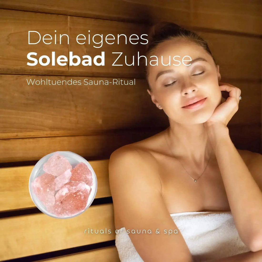 Donna in sauna. Ciotola di sale. Testo: La tua vasca di salamoia a casa. Rituals of sauna & spa.