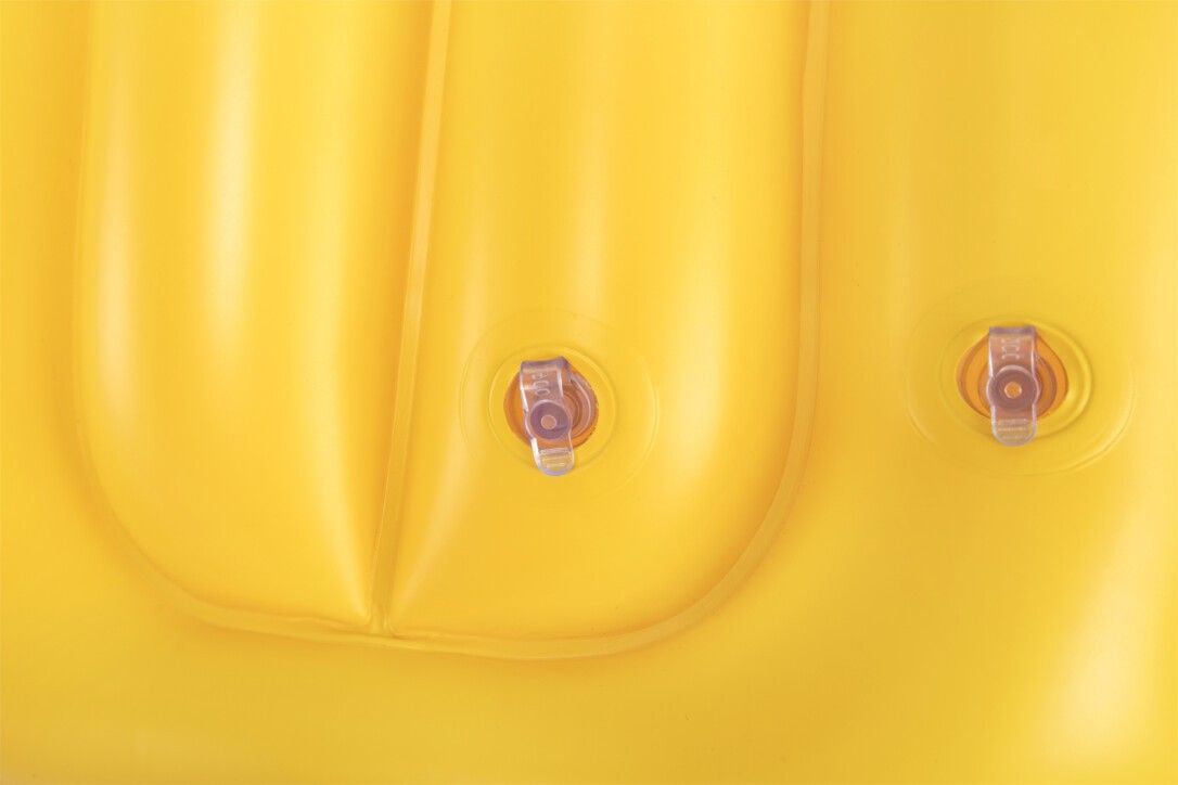 Primo piano di due valvole trasparenti su un giubbotto di salvataggio giallo.
