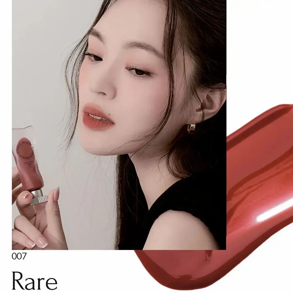 Tinta labbra 007 Rare. Donna con rossetto. Macchia di colore accanto. Il prodotto indica 007 Rare.