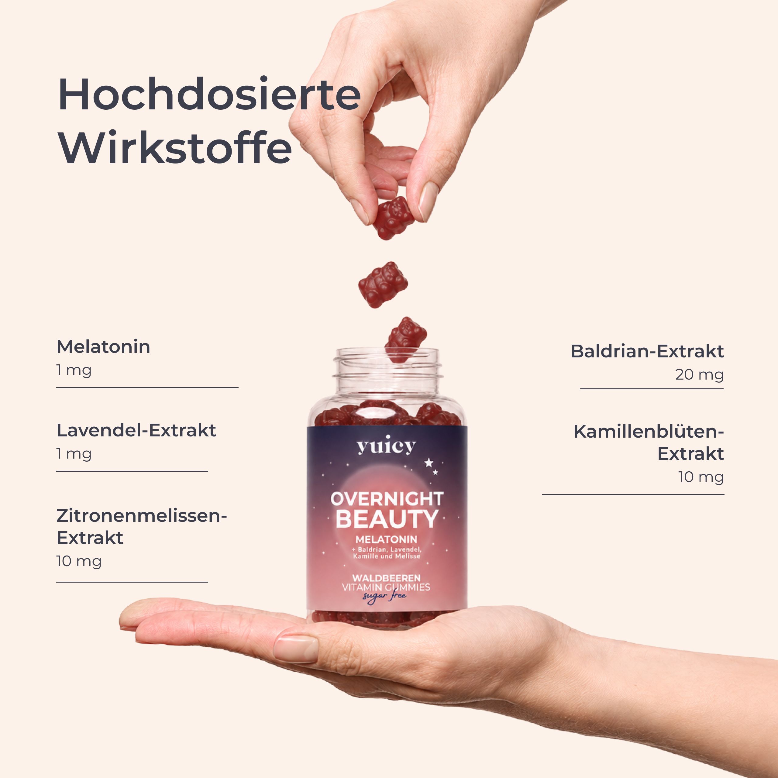 Una mano tiene un orsetto gommoso rosso sopra un barattolo di yuicy® Overnight Beauty Gummies. Testo: Melatonina, lavanda, camomilla, melissa.