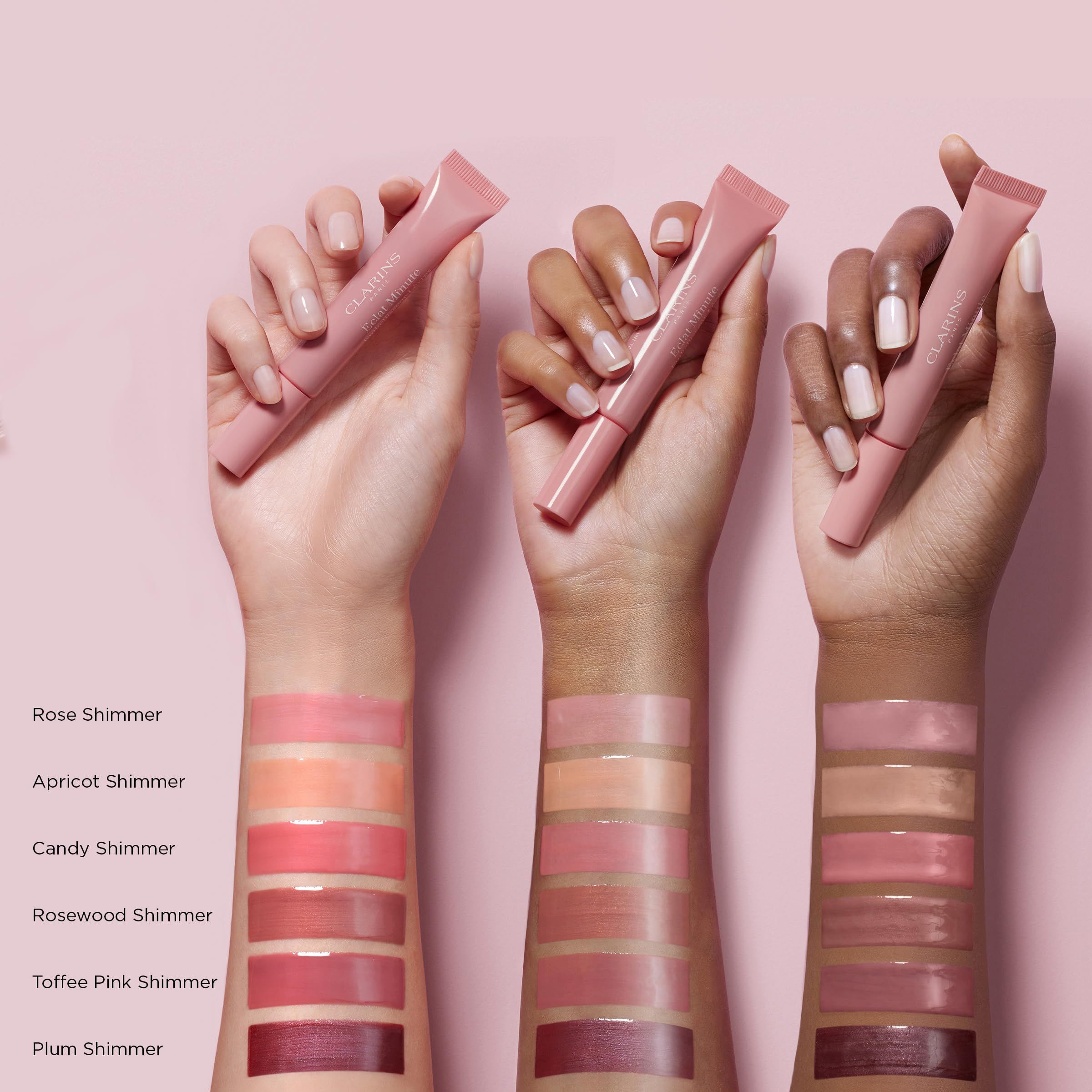 Mani con prodotti per labbra e campioni di colore. Colori: Rose Shimmer, Apricot Shimmer, Candy Shimmer, Rosewood Shimmer, Toffee Pink Shimmer, Plum Shimmer.
