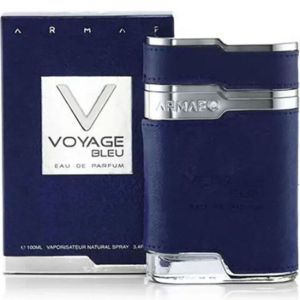 Flacone blu e confezione. Il flacone è rettangolare e rivestito in materiale blu. La confezione mostra il nome Voyage Bleu.