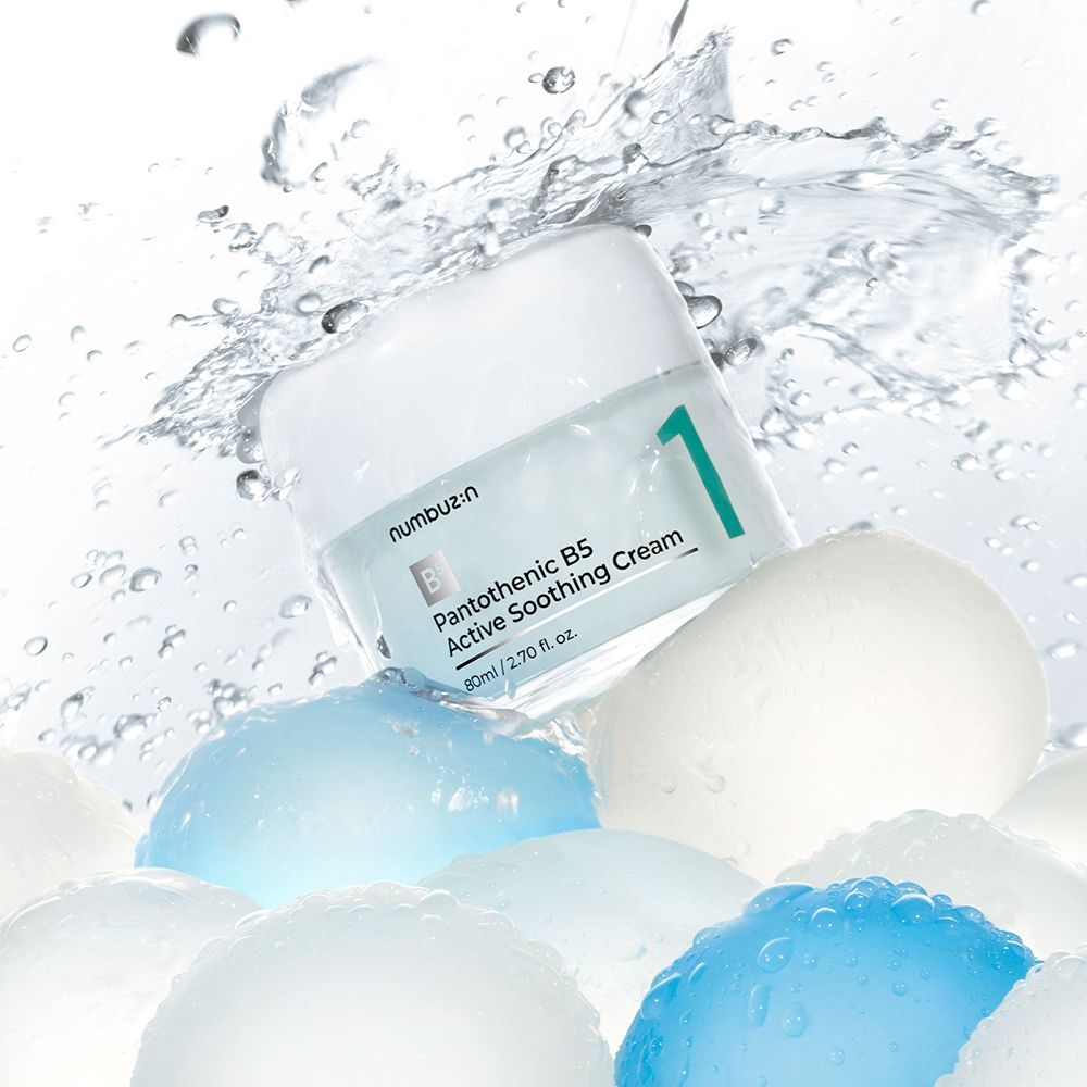 Vasetto di crema con coperchio bianco, circondato da acqua e pietre. Scritta: numbu:zin, B5, Pantothenic B5 Active Soothing Cream, 80ml/2.70 fl. oz. 1.