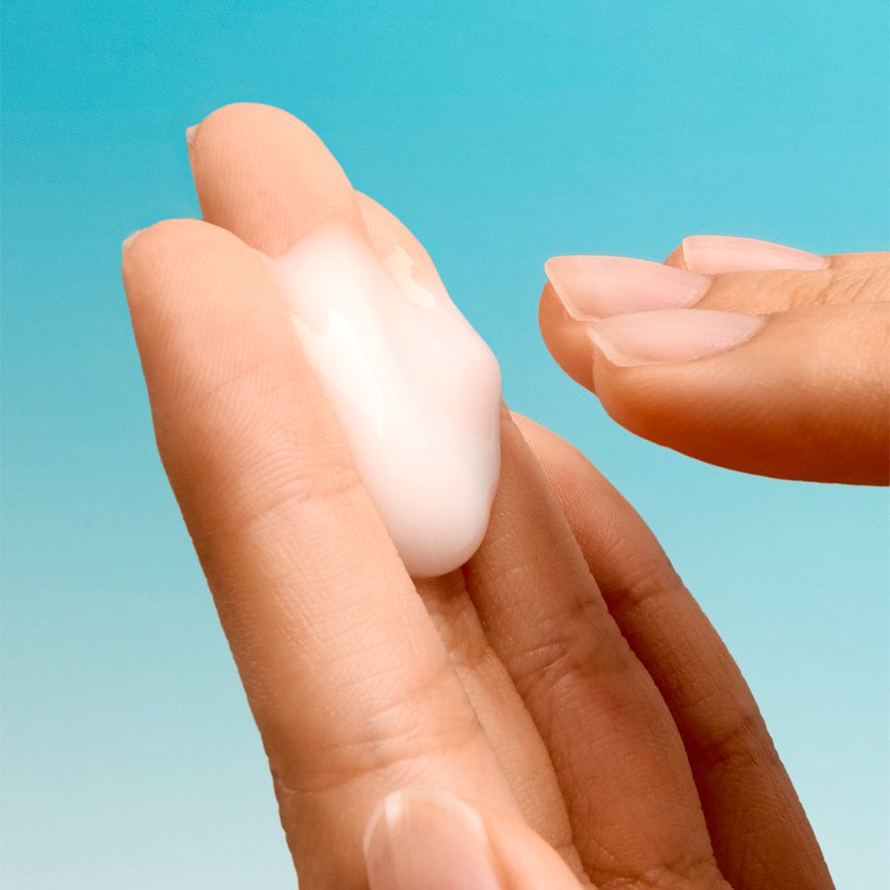 Un palmo con crema Numbuzin Pantothenic B5 toccato da un dito.