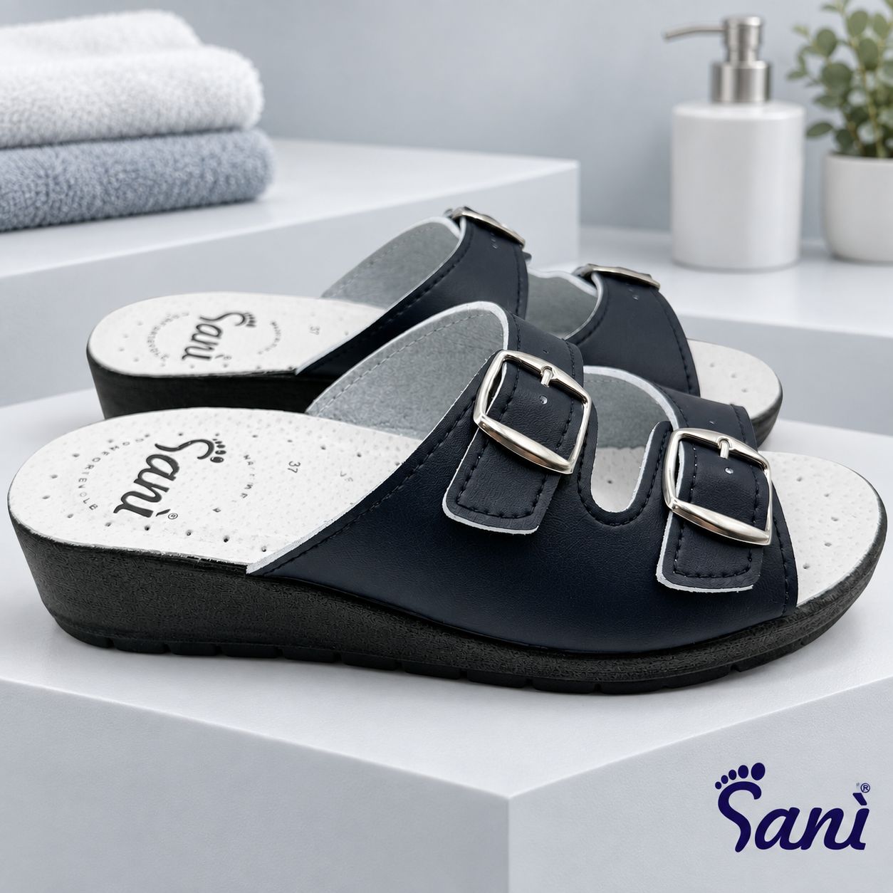Sandalo blu scuro da donna con doppia fibbia regolabile e sottopiede in vera pelle.