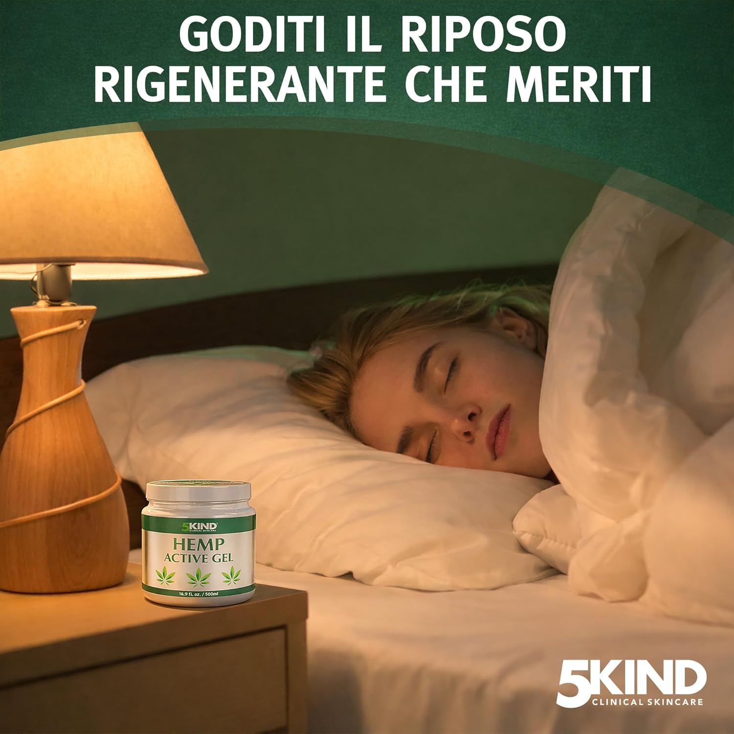 Donna che dorme a letto. Vasetto con GEL ACTIVO. Simbolo foglie di canapa. 16.9 fl. oz. / 500ml. Testo: GODITI IL RIPOSO RIGENERANTE CHE TI MERITI.