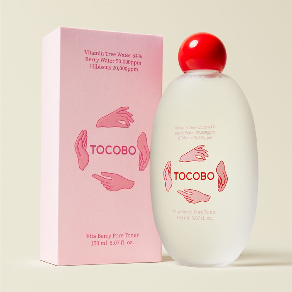 Confezione rosa e flacone ovale con tappo rosso. Scritta: TOCOBO Vita Berry Pore Toner. Prodotto e confezione affiancati.