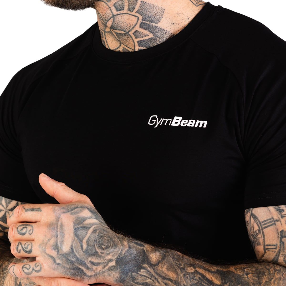 Primo piano del petto di un t-shirt nero GymBeam da uomo con logo bianco.