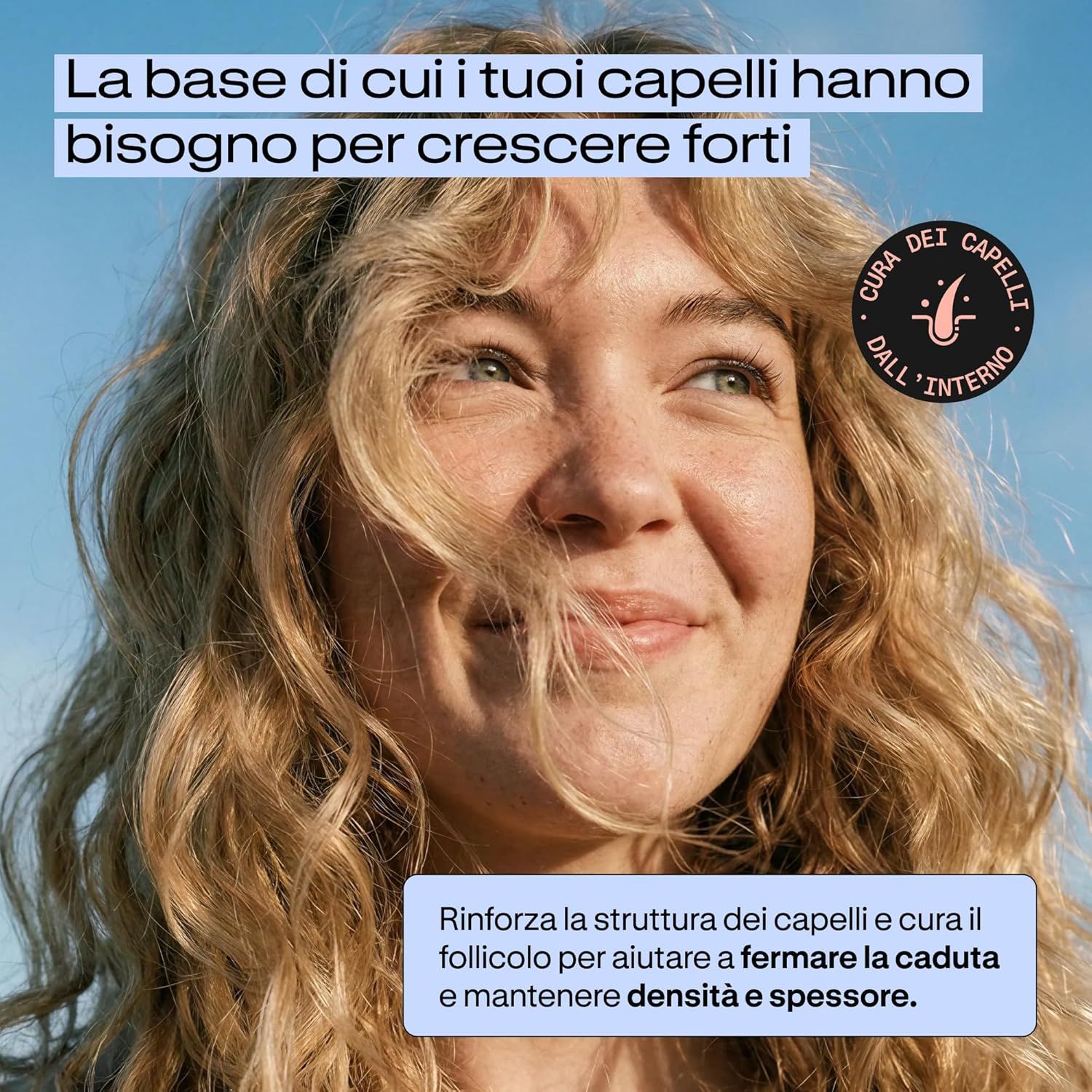 Donna sorridente con capelli biondi e ricci. "Rinforza la struttura dei capelli e cura il follicolo pilifero".