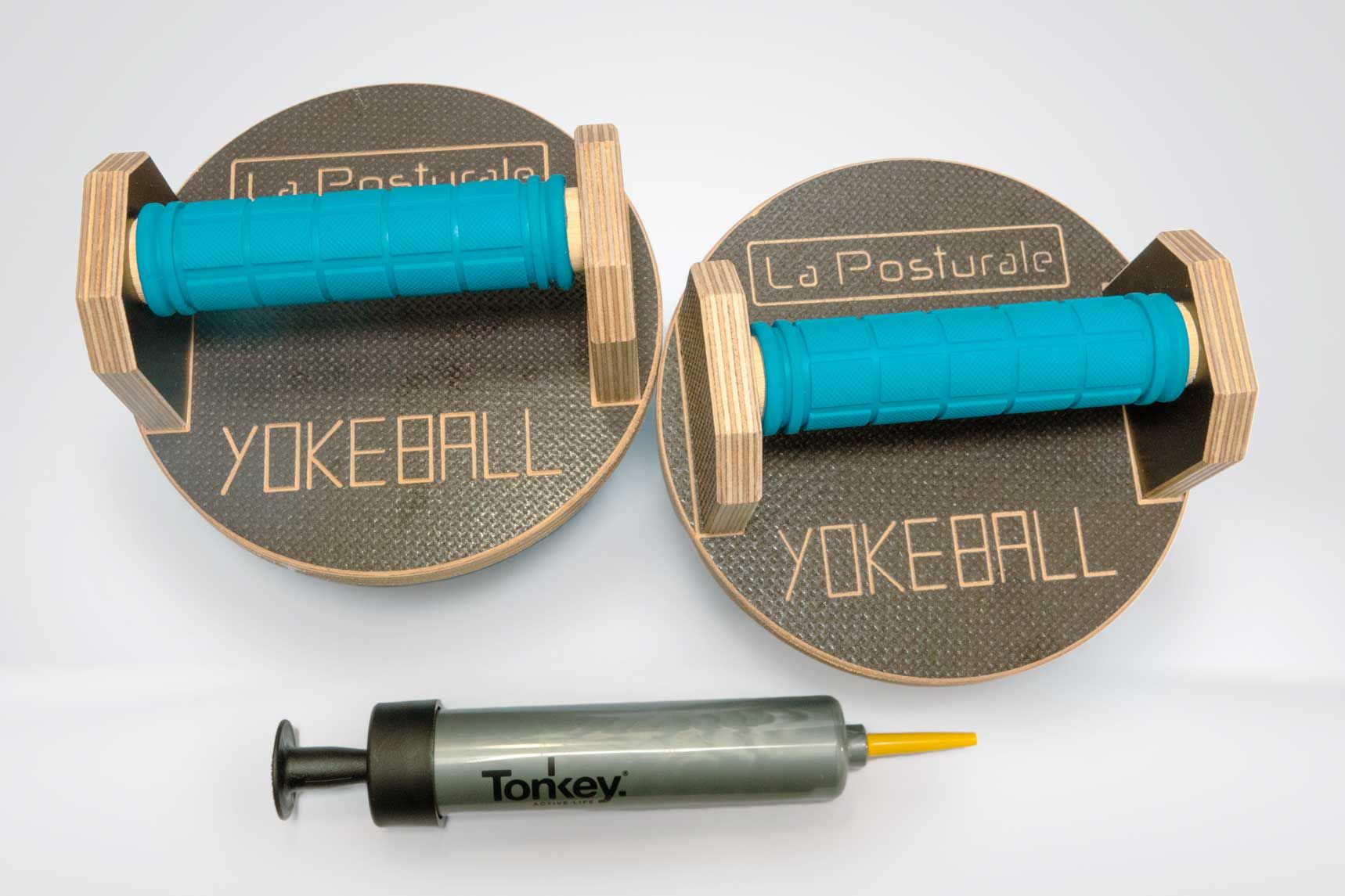 Due Yokeball blu con telai in legno e maniglie. "La Posturale YOKEBALL". Una pompa è accanto.