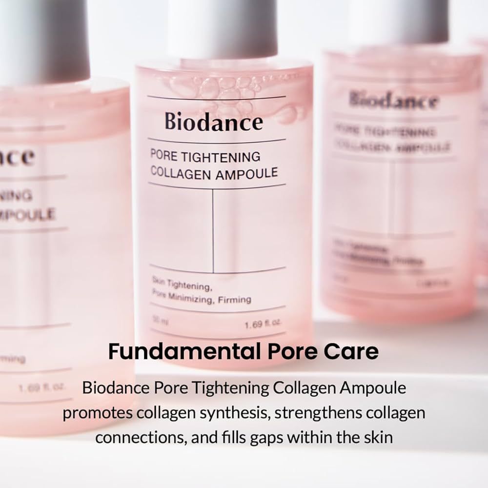 Diversi flaconi rosa con tappo bianco. Scritta: Biodance PORE TIGHTENING COLLAGEN AMPOULE. Testo.