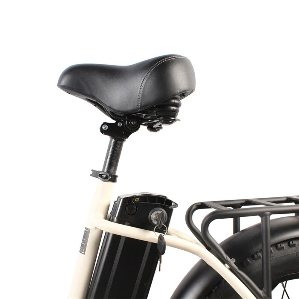 Primo piano della sella, della batteria e del portapacchi. Sella e telaio neri.