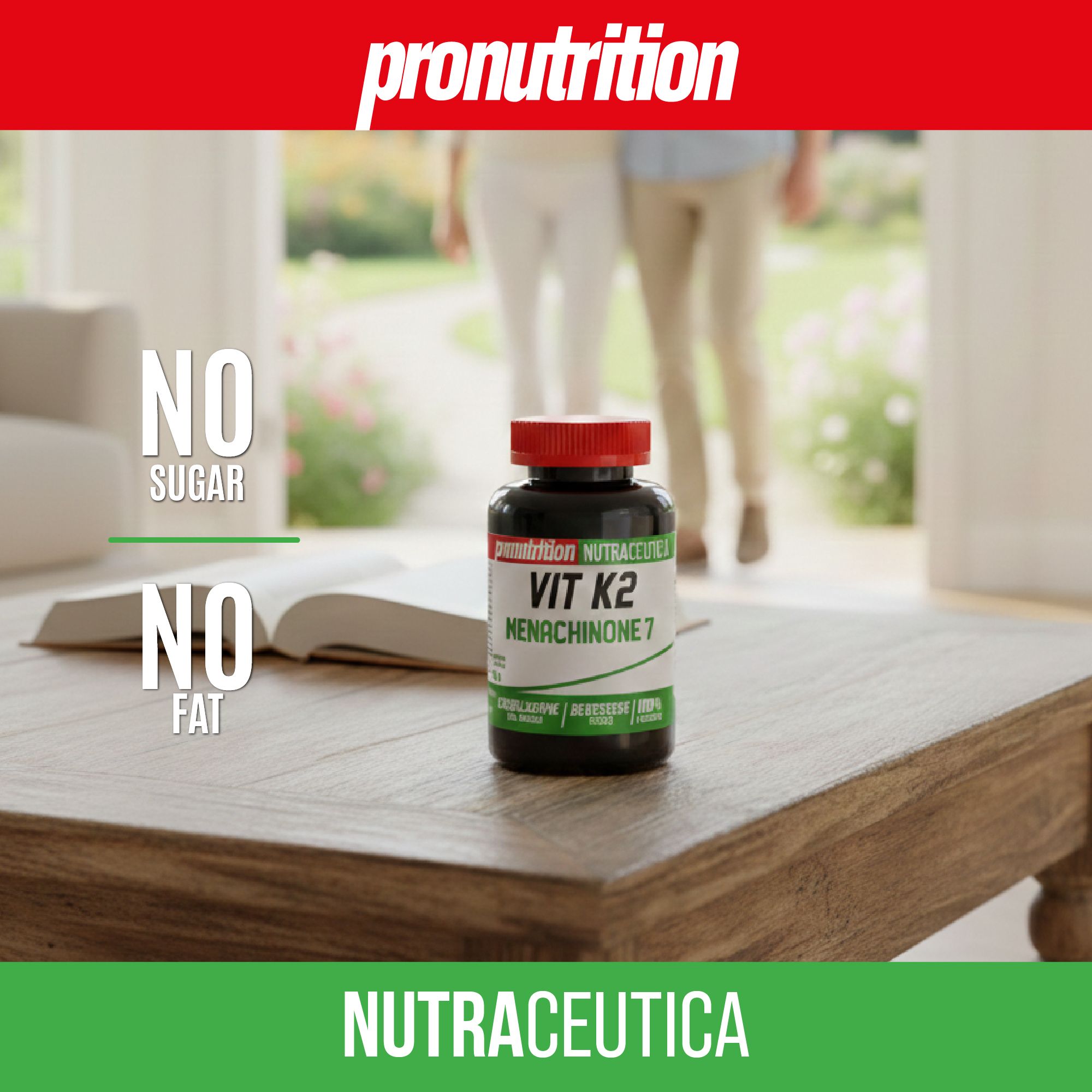 Flacone nero con tappo rosso. Scritta Vit K2 Menachinone 7. Coppia sullo sfondo. Testo: NO SUGAR, NO FAT.