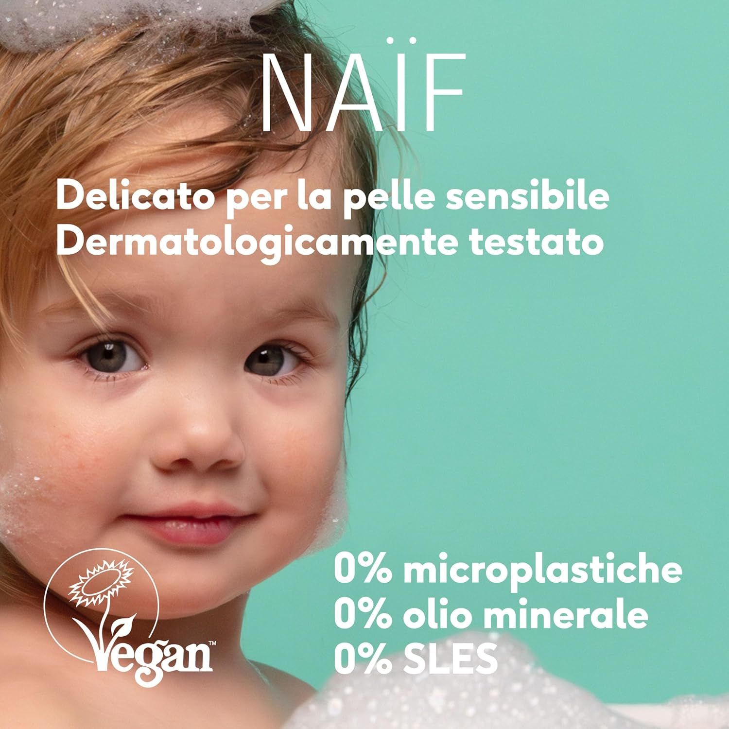 Bambino con schiuma. Testo: Naïf. Per pelli sensibili. Dermatologicamente testato. 0% microplastiche, olio, SLES.