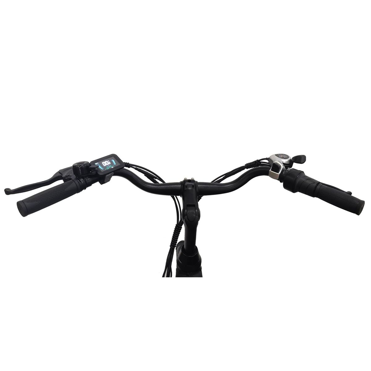 Manubrio nero di una e-bike. Display integrato, leve freno e comandi. Cavi visibili.