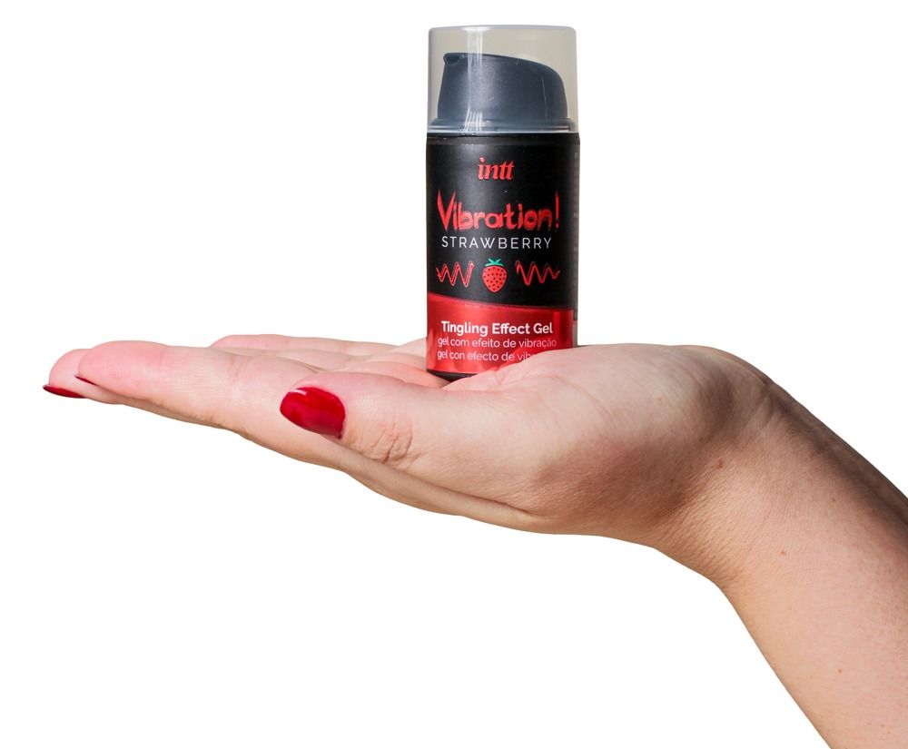 Flacone tenuto in mano. Nome prodotto: Vibration! Strawberry Tingling Effect Gel. Marchio: INTT. Flacone nero con testo rosso.