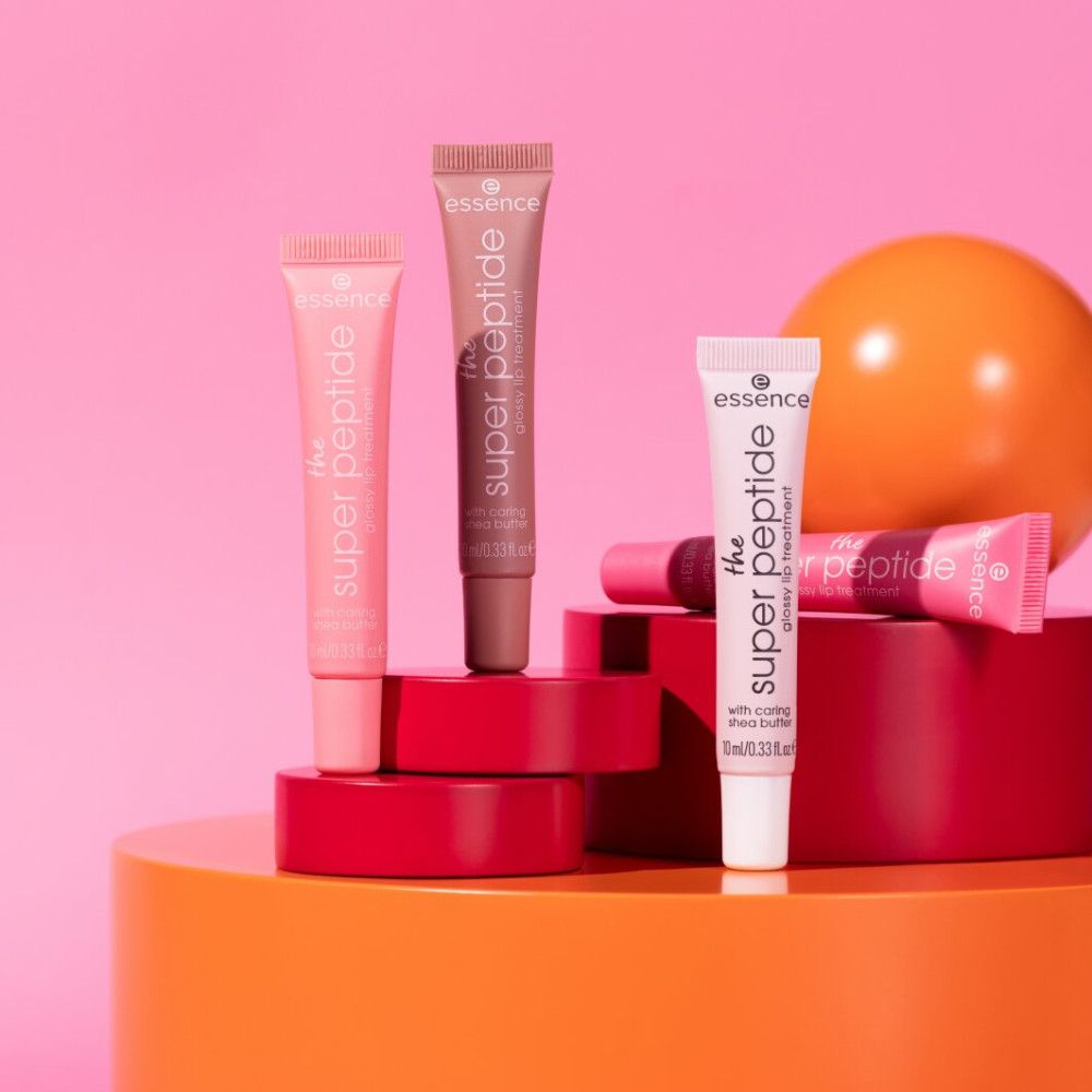 Tre tubi su una piattaforma arancione. Colori diversi. Nome del prodotto: The Super Peptide. Marchio Essence.
