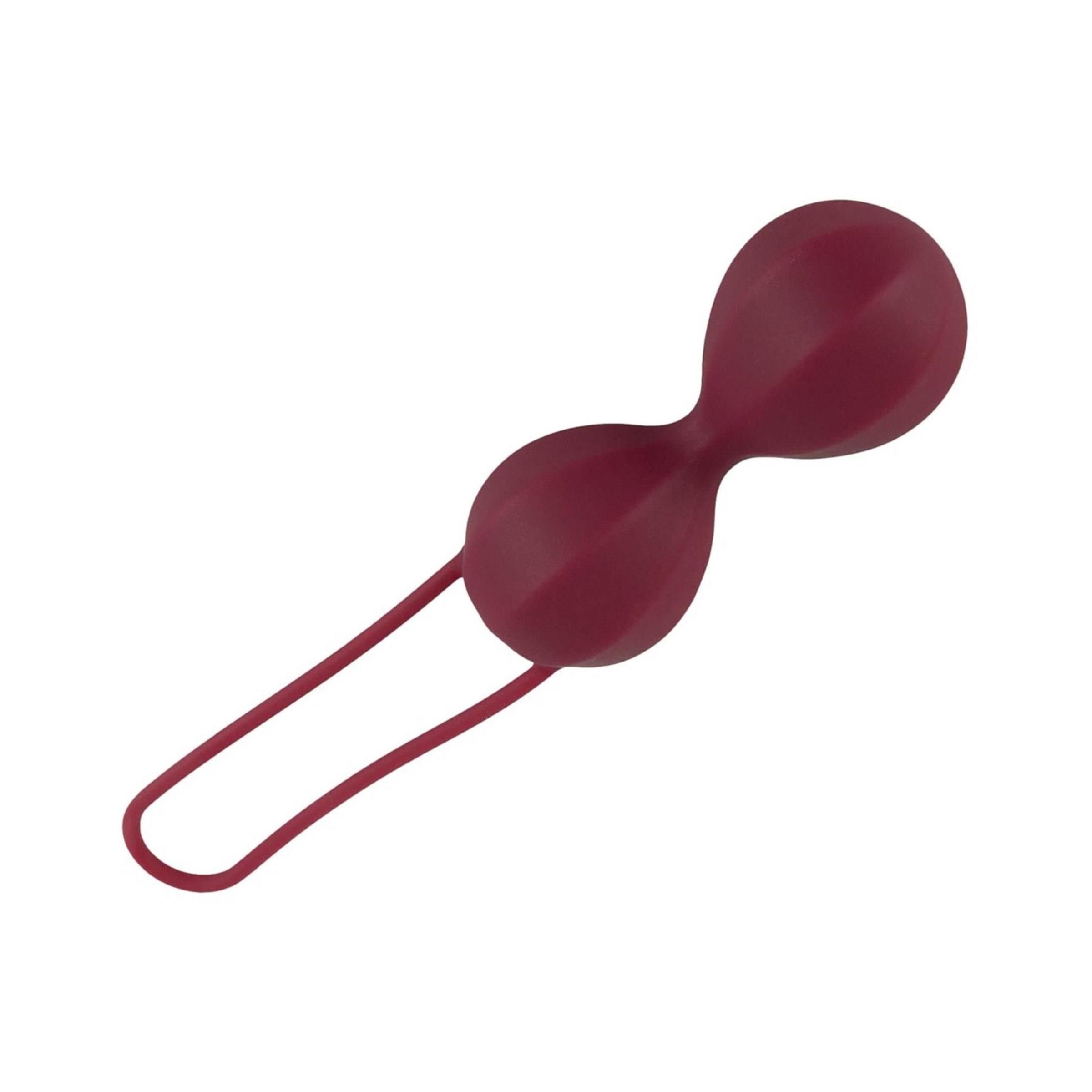 Liebeskugel bordeaux, due sfere collegate, scanalature sulla superficie, anello. Sfondo bianco.