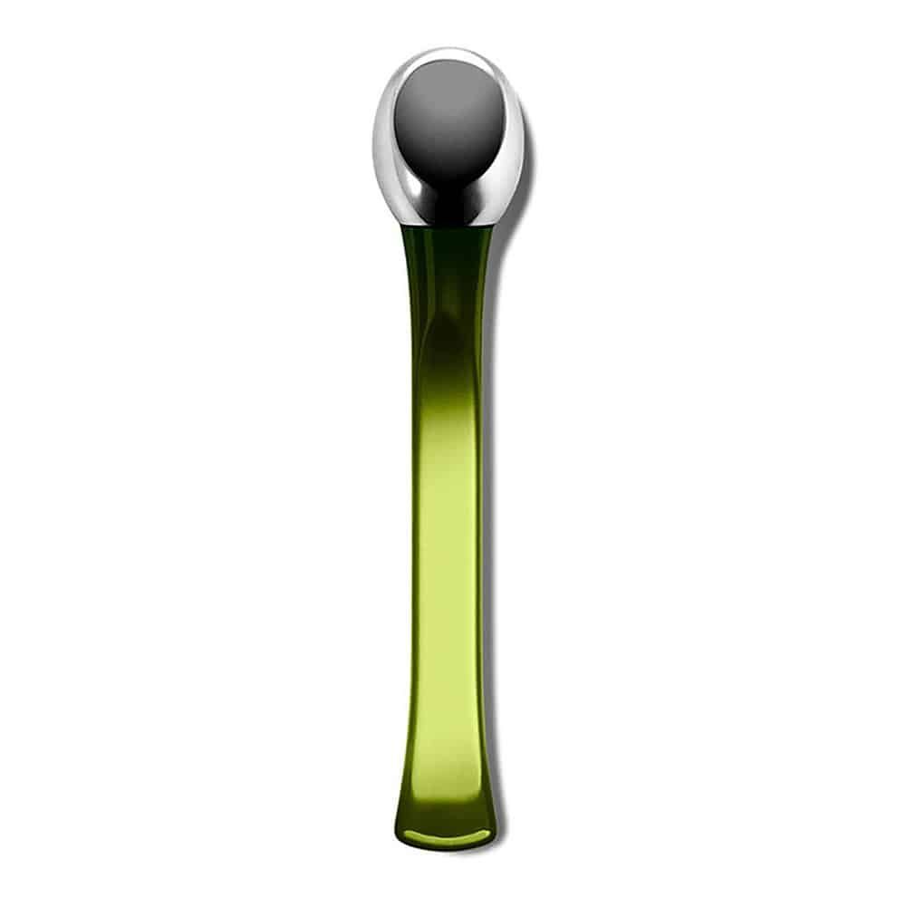 Applicatore verde con testa ovale argentata. Per il contorno occhi.