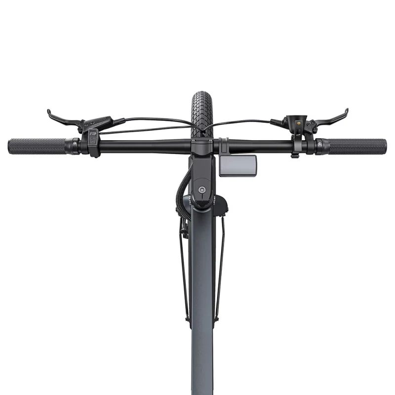 Vista dall'alto del manubrio di una e-bike. Manopole nere, leve freno, fari e pneumatici.