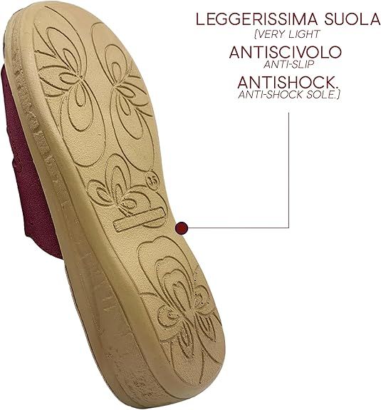 Sottopiede di un sandalo Sanì rosso. Suola beige con motivo floreale. Testo: 'LEGGERISSIMA SUOLA'.