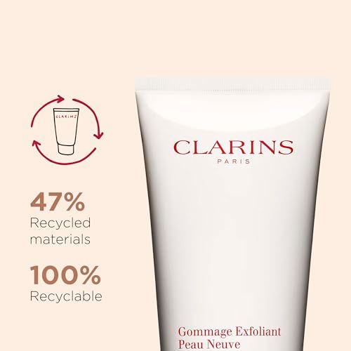 Tubo bianco Clarins Gommage Exfoliant Peau Neuve. Testo: 47% materiali riciclati, 100% riciclabile.