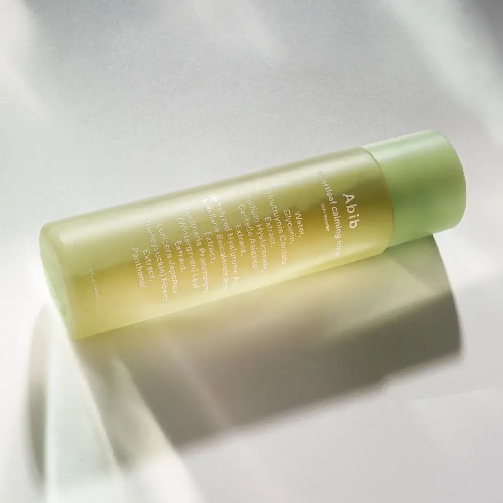 Bottiglia cilindrica verde. Scritta: Abib, Heartleaf calming toner. Ingredienti.