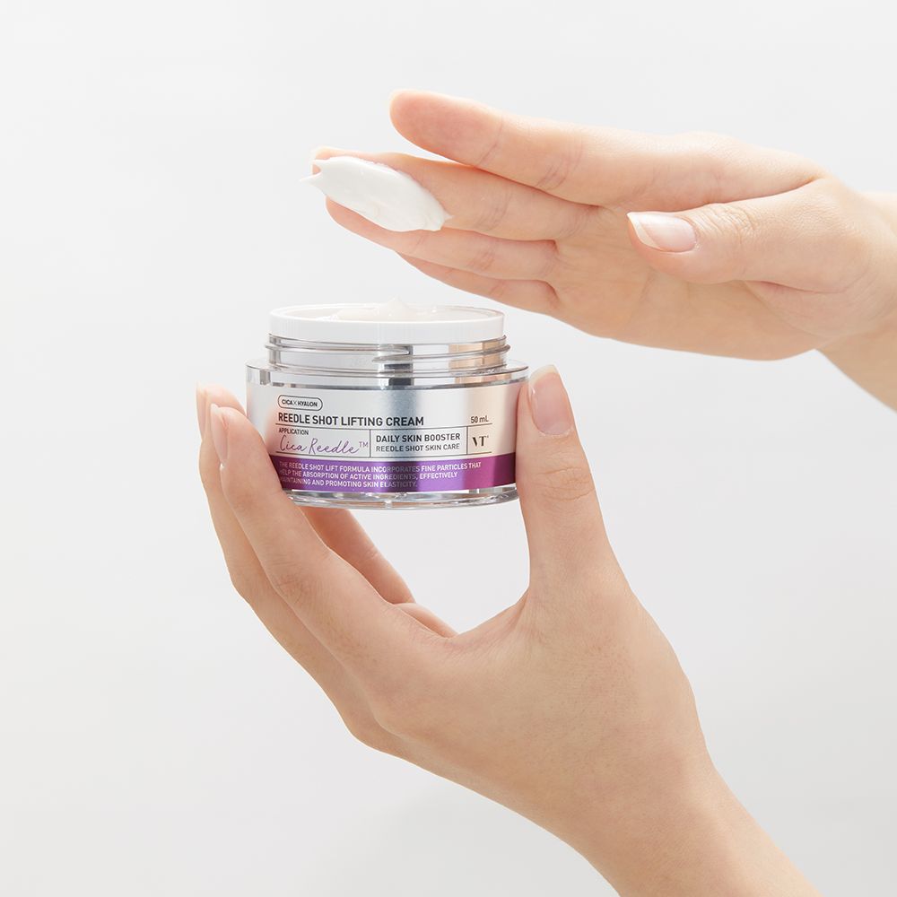 Mani che tengono un vasetto di vetro aperto con crema. Una noce di crema su una mano. Il vasetto ha un coperchio argentato e dettagli viola.