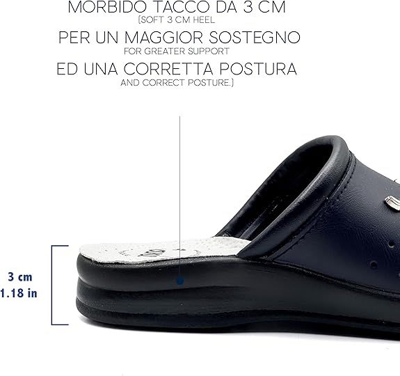 Primo piano di uno zoccolo Sanì blu. Il testo indica: tacco morbido da 3 cm per un maggiore sostegno e una postura corretta.