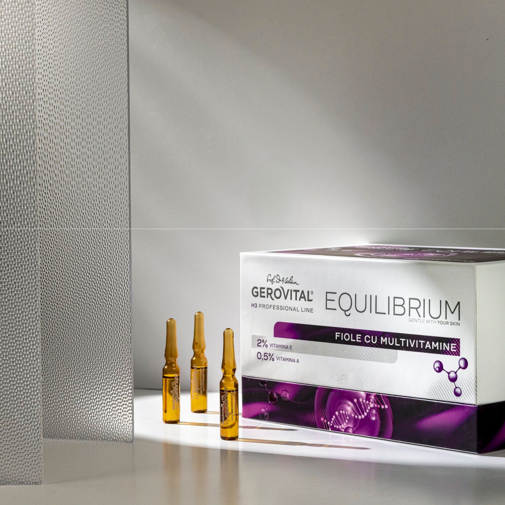 Confezione e fiale di Gerovital Fiale multivitaminiche. Scatola con tre fiale accanto. Scritta: Equilibrium, Fiole cu multivitamine.